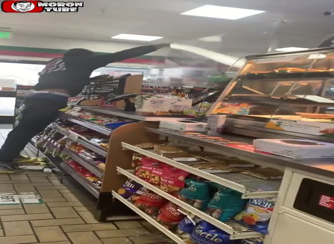 Video :He loots a business after being accused of stealing from it